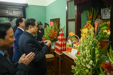 Chủ tịch Quốc hội Trần Thanh Mẫn dâng hương tưởng niệm Chủ tịch Hồ Chí Minh tại Nhà 67, Khu di tích Chủ tịch Hồ Chí Minh trong Phủ Chủ tịch. (Ảnh: Duy Linh)