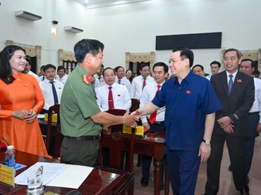 Chủ tịch Quốc hội Vương Đình Huệ với các đại biểu dự phiên họp. (Ảnh: DUY LINH)