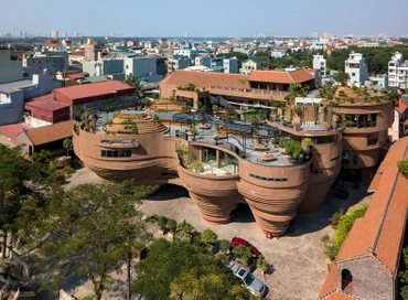 Khách du lịch tham quan, mua sắm tại chợ gốm Bát Tràng.