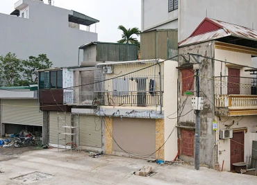 Những ngôi nhà "siêu mỏng, siêu méo" xuất hiện nhiều ở thành phố Hà Nội có nguyên nhân từ những bất cập trong quá trình thu hồi đất, hỗ trợ tái định cư. (Ảnh DUY LINH) 