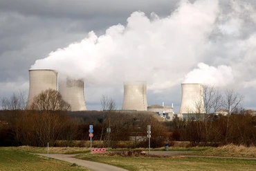 Khói bốc lên từ một nhà máy ở Cattenom, Pháp. (Ảnh REUTERS)