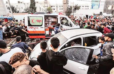 Xe cứu thương bị tấn công ở Gaza (Ảnh TÂN HOA XÃ)