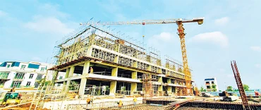 Khu nhà ở xã hội, nhà ở công nhân tại Khu công nghiệp Tràng Duệ (Hải Phòng) đang được khẩn trương xây dựng.