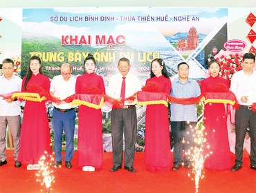 Lãnh đạo các đơn vị cắt băng khai mạc tuần lễ trưng bày ảnh du lịch. (Ảnh HỮU PHÚC) 