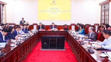 Hội nghị Phổ biến, quán triệt, triển khai Luật Đất đai năm 2024 với hình thức trực tiếp và trực tuyến đến cán bộ, công chức ngành tư pháp. (Ảnh LÊ SƠN) 