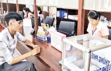 Người dân làm thủ tục hành chính tại phường Tân Sơn Nhì, quận Tân Phú.