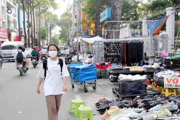 Theo ghi nhận của phóng viên Báo Nhân Dân ngày 11/10, khu vực trên đường Nguyễn Trãi (quận 5) có chiều dài gần 2km bắt đầu từ đường Nguyễn Văn Cừ đến giao lộ Trần Phú-Nguyễn Duy Dương, vỉa hè 2 bên thường xuyên bị các tiểu thương trưng dụng làm mặt bằng kinh doanh. 
