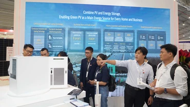 Đông đảo khách tham quan gian hàng Huawei trình diễn các công nghệ SmartPV và hệ thống pin lưu trữ thế hệ mới.