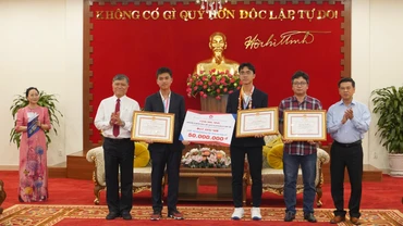 Lãnh đạo Ủy ban nhân dân Thành phố Hồ Chí Minh và Sở Giáo dục và Đào tạo Thành phố Hồ Chí Minh chúc mừng 2 học sinh và giáo viên hướng dẫn đề tài đạt giải.