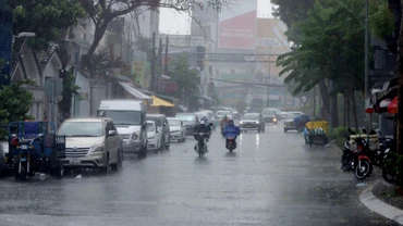 Trưa 7/5, cơn mưa lớn đột ngột xuất hiện tại nhiều quận, huyện ở Thành phố Hồ Chí Minh.