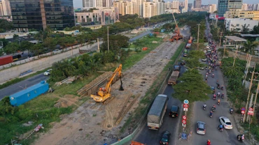 Đường Nguyễn Văn Linh dài gần 18km, chạy xuyên quận 7 và huyện Bình Chánh, góp phần phát triển, kết nối khu nam Sài Gòn, giao thương của thành phố với các tỉnh miền tây.