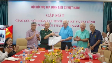 Đoàn cựu binh Hoa Kỳ trao 20 bộ hồ sơ cho các cơ quan chức năng Việt Nam.
