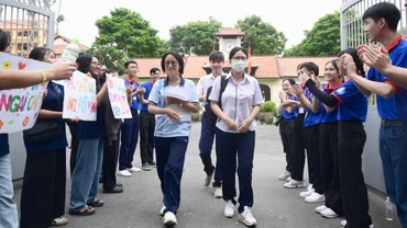 Thí sinh chia sẻ niềm vui cùng các bạn sinh viên tình nguyện sau khi kết thúc môn thi Ngữ văn đầu tiên.