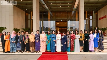 Phu nhân Chủ tịch Quốc hội Nguyễn Thị Thanh Nga với Nhóm Phụ nữ Cộng đồng ASEAN tại Hà Nội và các đại biểu.