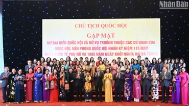 Chủ tịch Quốc hội Trần Thanh Mẫn cùng các Phó Chủ tịch Quốc hội và các đại biểu tại cuộc gặp mặt.