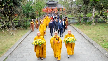 Các đồng chí lãnh đạo tỉnh, các chức sắc tôn giáo và tăng ni thực hiện các nghi lễ. (Ảnh: XUÂN LÂM)