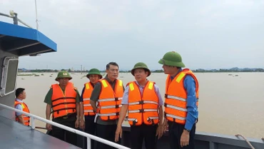 Đồng chí Lê Minh Hưng, Ủy viên Bộ Chính trị, Bí thư Trung ương Đảng, Trưởng Ban Tổ chức Trung ương cùng lãnh đạo tỉnh Ninh Bình kiểm tra lũ trên sông Hoàng Long. (Ảnh: HẢI YẾN)