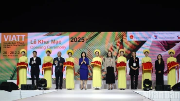 Các đại biểu cắt băng khai mạc Triển lãm quốc tế ngành Dệt may và Công nghệ dệt may 2025 (VIATT 2025).