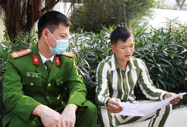 Một phạm nhân đọc thư mẹ gửi với cán bộ Trại giam Yên Hạ (Sơn La).