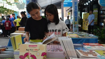 Độc giả nhí tìm sách thiếu nhi tại Hội Sách thiếu nhi Thành phố Hồ Chí Minh năm 2023.