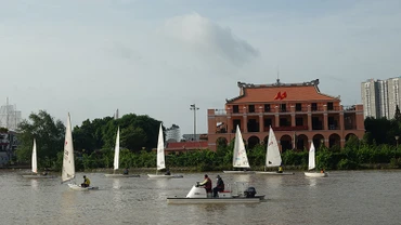 Sự kiện diễu hành trên sông trong lễ khai mạc Lễ hội Sông nước Thành phố Hồ Chí Minh lần thứ nhất năm 2023.