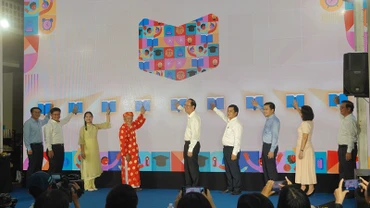 Các đại biểu thực hiện nghi thức khai mạc Hội Sách thiếu nhi Thành phố Hồ Chí Minh lần V - năm 2024.