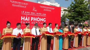 Nghi thức cắt băng khai mạc triển lãm.