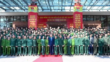 Tổng Bí thư Tô Lâm cùng các đồng chí lãnh đạo Bộ Quốc phòng và các đại biểu. 