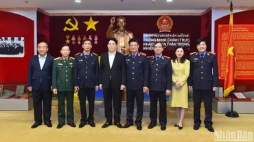Chủ tịch nước Lương Cường, Viện trưởng Viện Kiểm sát nhân dân tối cao Nguyễn Huy Tiến cùng các đại biểu tại Phòng Truyền thống của Viện Kiểm sát nhân dân tối cao. 