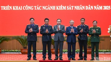 Chủ tịch Quốc hội Trần Thanh Mẫn, nguyên Thường trực Ban Bí thư Trần Quốc Vượng với lãnh đạo Viện Kiểm sát nhân dân tối cao.