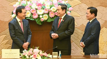 Chủ tịch Quốc hội Trần Thanh Mẫn trao đổi với lãnh đạo tỉnh Bắc Ninh và lãnh đạo Tổ hợp Samsung Việt Nam. 