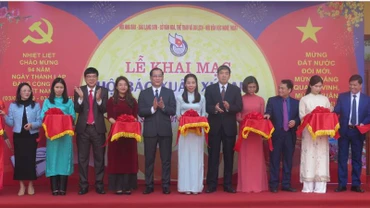 Đại diện lãnh đạo tỉnh Lạng Sơn tham gia cắt băng khai mạc Hội báo Xuân Giáp Thìn năm 2024.