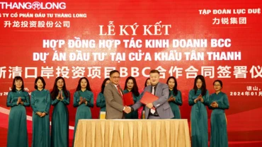 Đại diện Công ty cổ phần đầu tư Thăng Long, (Việt Nam) và Tập đoàn Lực Duệ (Trung Quốc), ký kết hợp đồng hợp kinh doanh. 