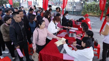 Đông đảo người dân thành phố Lạng Sơn đến đăng ký tham gia hiến máu tình nguyện.