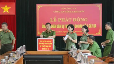 Cán bộ, chiến sĩ Công an tỉnh Lạng Sơn tham gia quyên góp ủng hộ người dân bị thiệt hại do bão số 3.