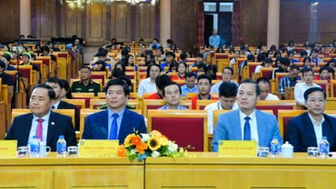 Lãnh đạo Ủy ban nhân dân tỉnh Lạng Sơn cùng các ban, ngành dự lễ bế mạc ngày hội văn hóa, thể thao và du lịch vùng đông bắc.