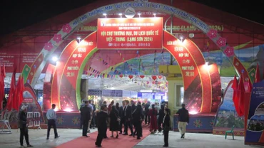 Khách đến tham dự Hội chợ thương mại, du lịch quốc tế Việt-Trung.