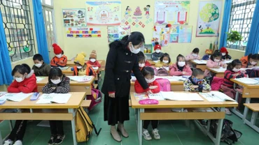 Giáo viên Trường tiểu học xã Quảng Lạc, thành phố Lạng Sơn, quản lý học sinh trong giờ học. 
