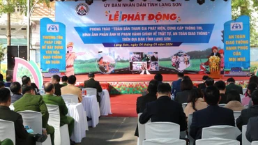 Các đại biểu tham dự lễ phát động toàn dân tham gia phát hiện vi phạm về an toàn giao thông.