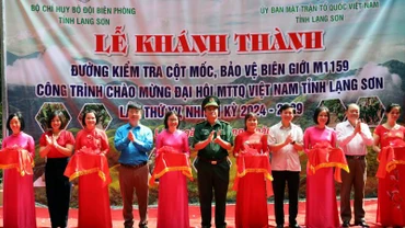 Các đại biểu cắt băng khánh thành công trình đường kiểm tra cột mốc, bảo vệ biên giới M1159, Thanh Lòa, Cao Lộc, Lạng Sơn.