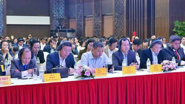 Các đại biểu Việt Nam và Trung Quốc tham dự diễn đàn kết nối giao thương xuất, nhập khẩu nông, lâm, thủy sản.