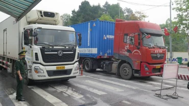 Các xe chở hàng hóa, chờ làm thủ tục thông quan qua cửa khẩu quốc tế Hữu Nghị, Cao Lộc, (Lạng Sơn). 