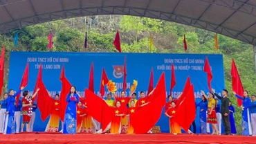 Các đoàn viên thanh niên tham gia giao lưu văn nghệ tại lễ ra quân "Tình nguyện mùa đông" và "Xuân tình nguyện" năm 2024.