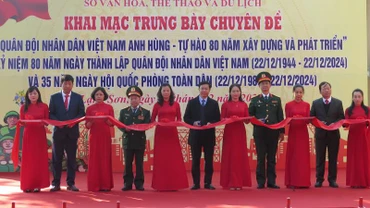Các đại biểu thực hiện nghi lễ cắt băng khai mạc trưng bày chuyên đề.