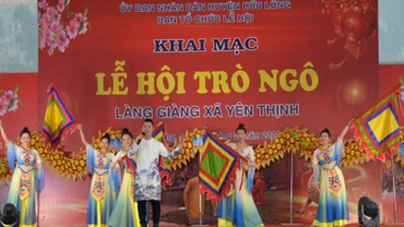 Các đội văn nghệ quần chúng ở huyện Hữu Lũng (Lạng Sơn) tham gia biểu diễn văn nghệ tại Lễ hội Trò Ngô.