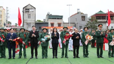 Lãnh đạo Tỉnh ủy, Huyện ủy, Ủy ban nhân dân huyện Lộc Bình (Lạng Sơn), tặng hoa chúc mừng các tân binh lên đường nhập ngũ.