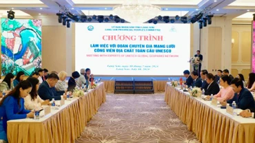Các đại biểu dự, làm việc với đoàn chuyên gia UNESCO về thẩm định thực địa hồ sơ đề nghị công nhận Công viên địa chất Lạng Sơn là Công viên địa chất toàn cầu UNESCO.
