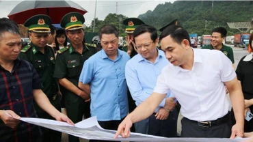 Lãnh đạo Ủy ban nhân dân tỉnh Lạng Sơn cùng các lực lượng chức năng kiểm tra việc xây dựng khu kinh tế cửa khẩu.