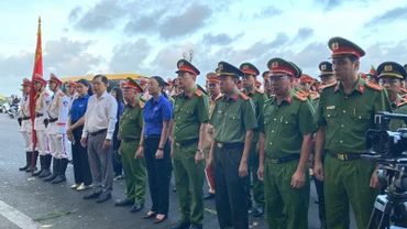 Cán bộ, chiến sĩ Công an tỉnh cùng các cơ quan chức năng dự lễ truy tặng Huân chương bảo vệ Tổ quốc và Huy hiệu “Tuổi trẻ dũng cảm” đối với Thượng sĩ Nguyễn Ngọc Minh Nhật.
