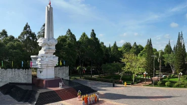 Tổ chức viếng Nghĩa trang các Anh hùng liệt sĩ là một hoạt động quan trọng nhân Ngày Giải phóng miền nam.